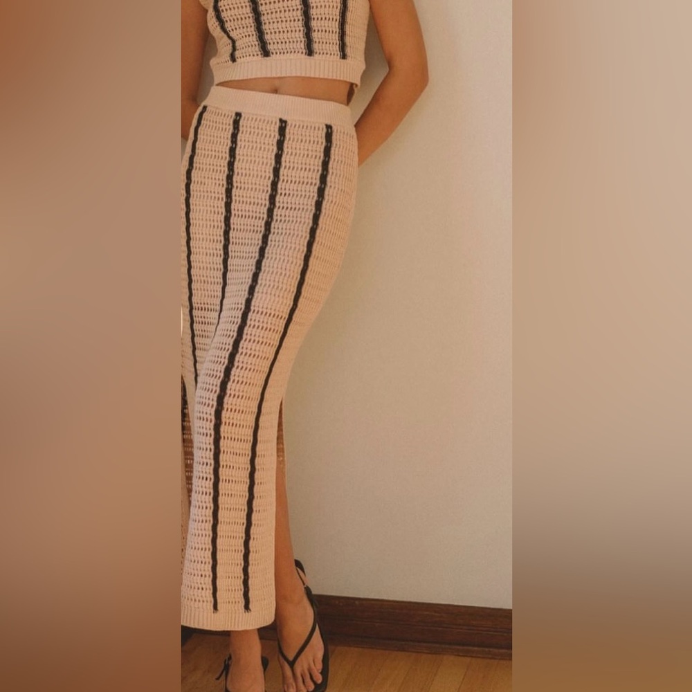 Not For Sale  
Elegant Beige and Black Knit Skirt